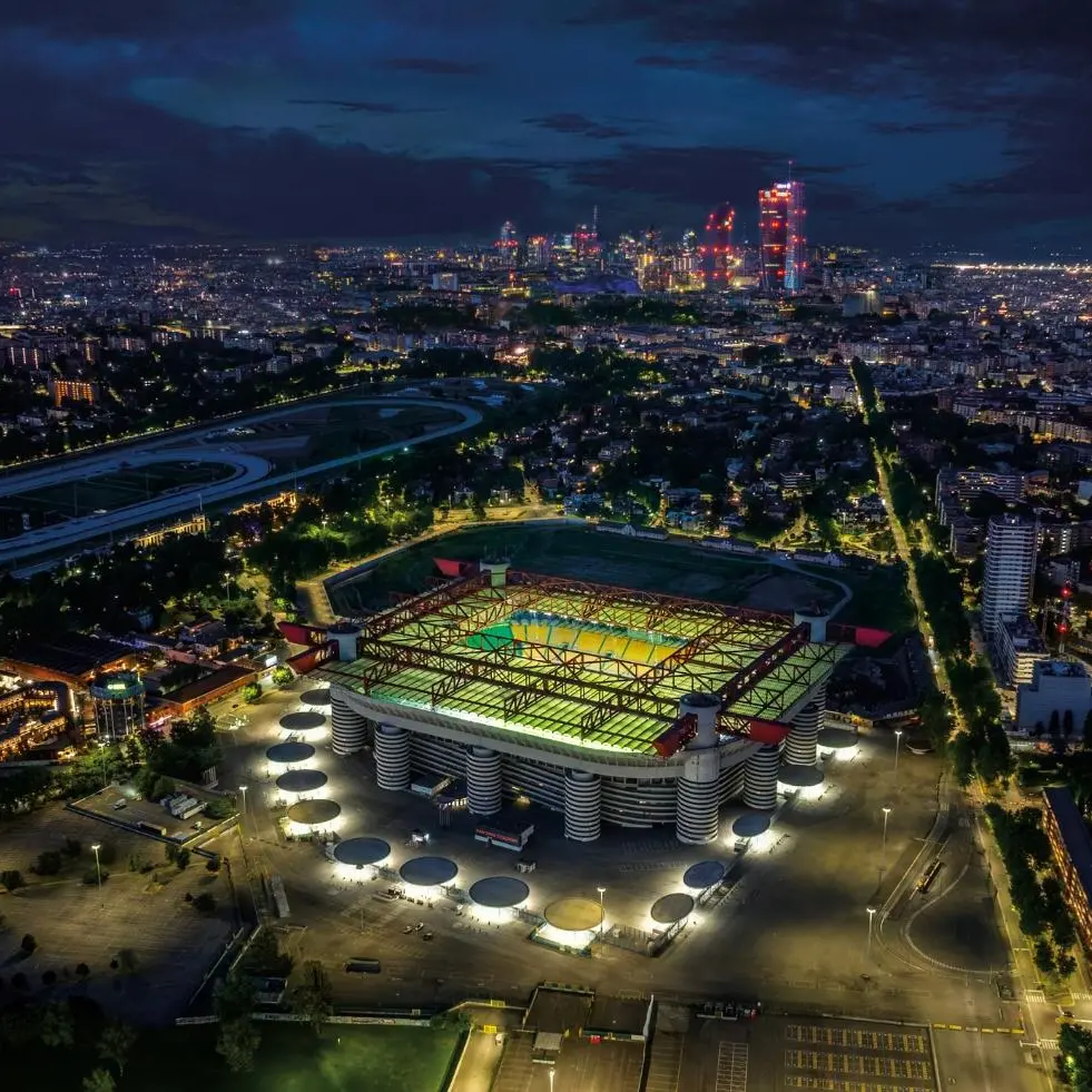 Escort, calciatori, gas esilarante e notti di lusso a Milano: da Bastoni a Leao, fino alla ragazza incinta che fa esplodere l’inchiesta\n