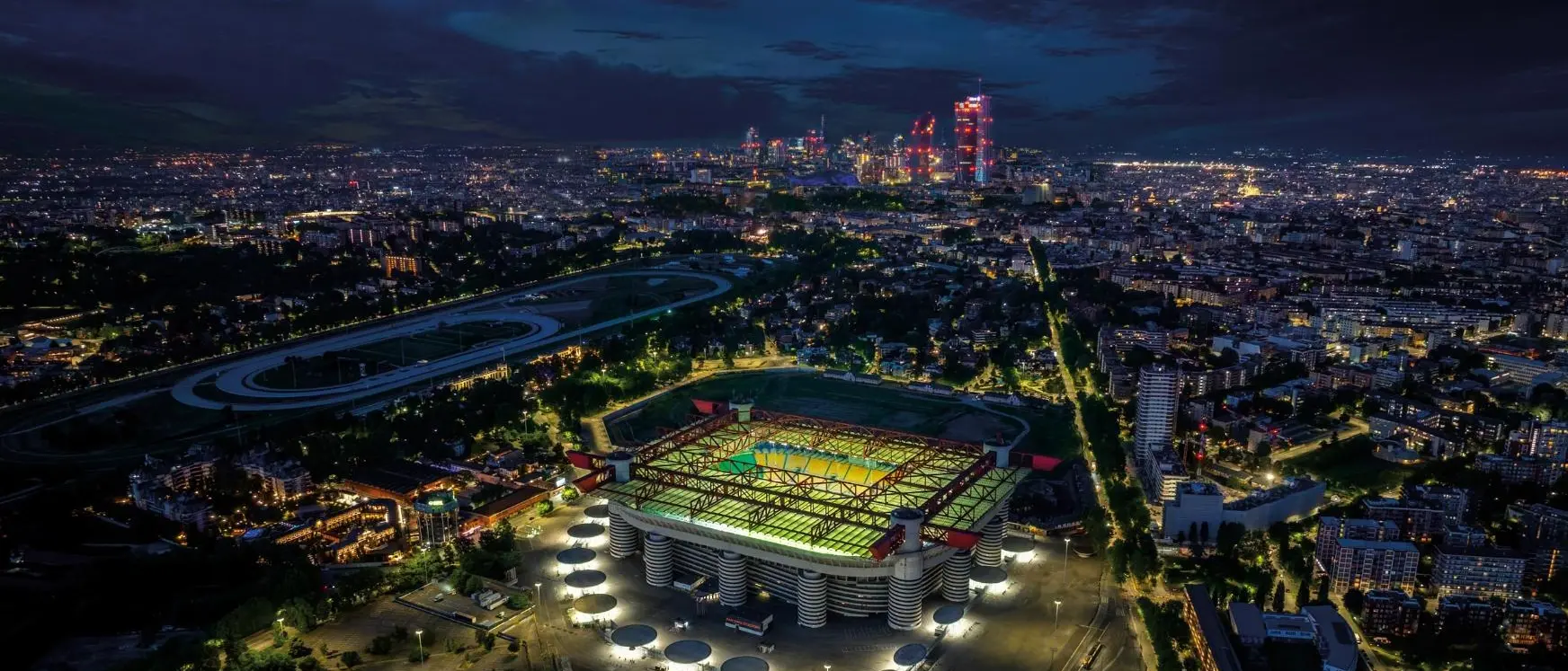 Escort, calciatori, gas esilarante e notti di lusso a Milano: da Bastoni a Leao, fino alla ragazza incinta che fa esplodere l’inchiesta\n