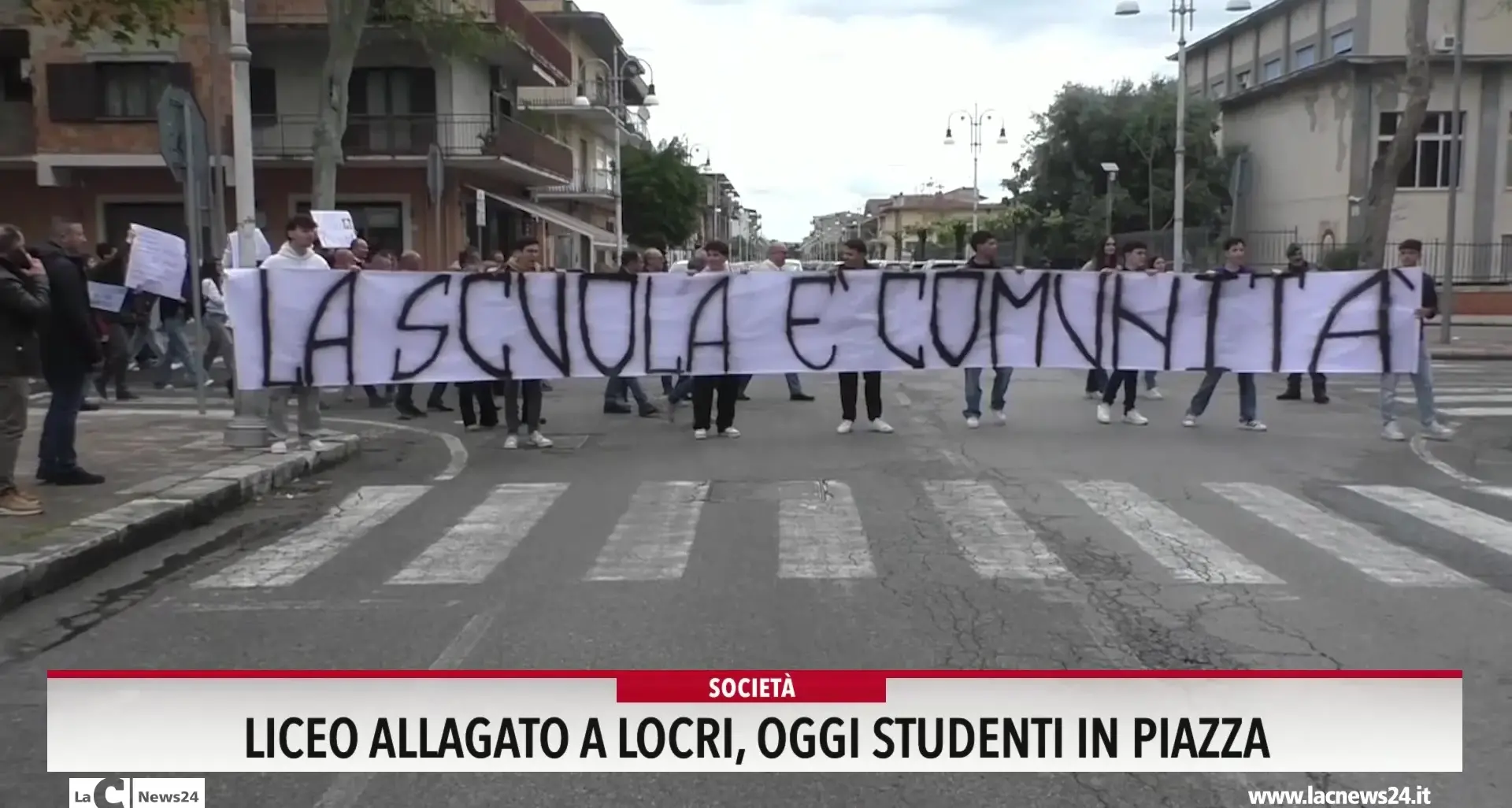 Liceo allagato a Locri, oggi studenti in piazza