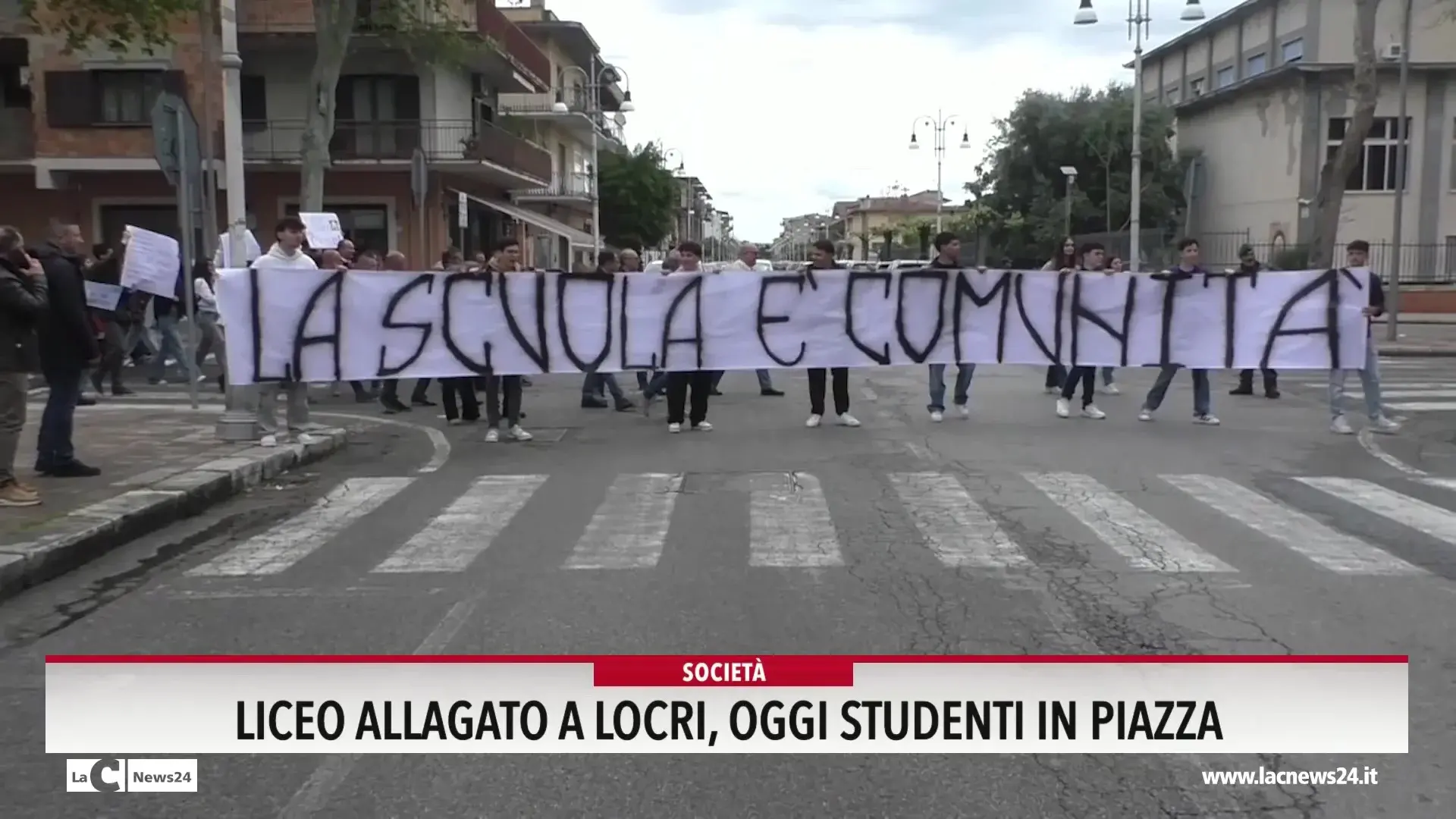 Liceo allagato a Locri, oggi studenti in piazza