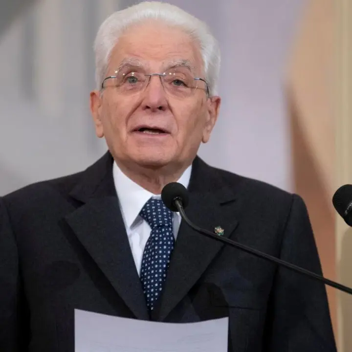 Mattarella:\u00A0«I valori della Liberazione scolpiti nella Costituzione. Legge del più forte porta a barbarie»\n