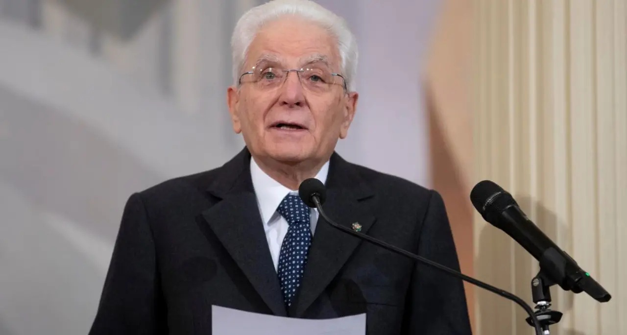 Mattarella:\u00A0«I valori della Liberazione scolpiti nella Costituzione. Legge del più forte porta a barbarie»\n