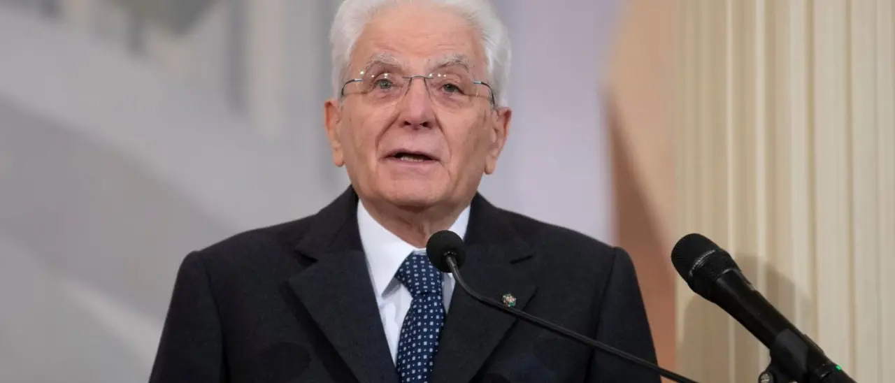 Mattarella:\u00A0«I valori della Liberazione scolpiti nella Costituzione. Legge del più forte porta a barbarie»\n