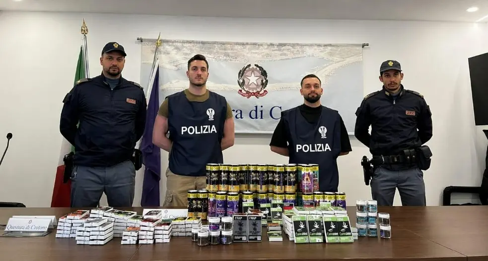 Crotone, prodotti con cannabis light in distributori automatici: scatta il sequestro\n