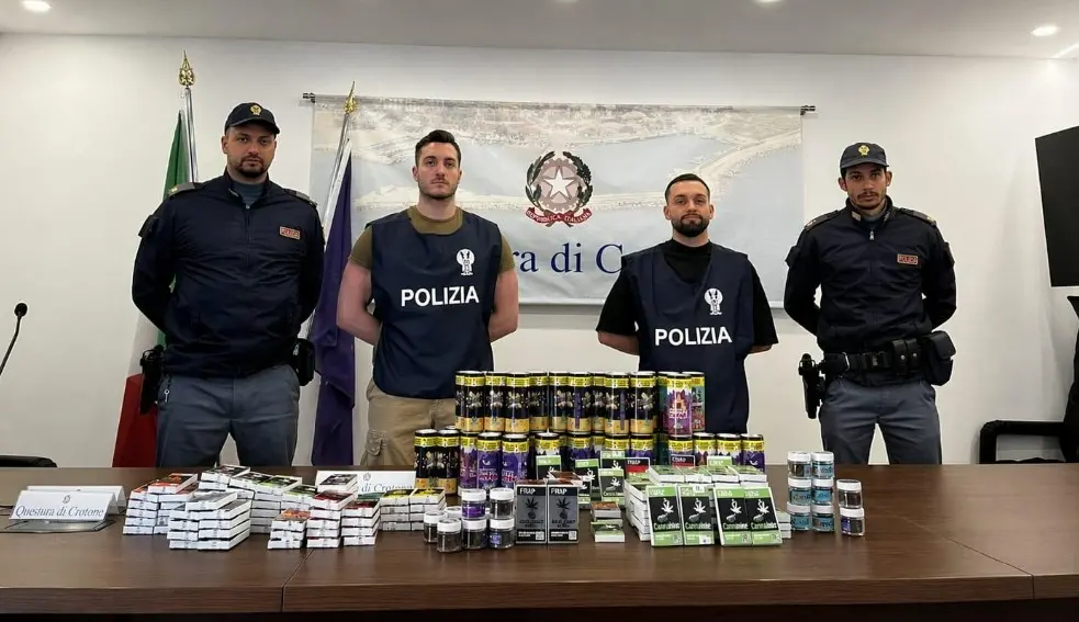 Crotone, prodotti con cannabis light in distributori automatici: scatta il sequestro\n