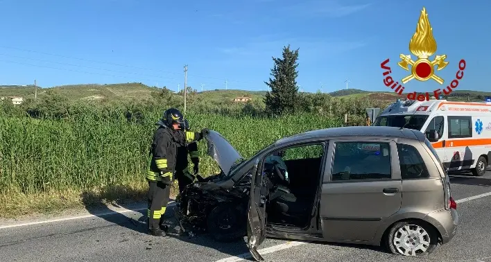 Strongoli Marina, incidente sulla 106: tre feriti di cui uno grave\n
