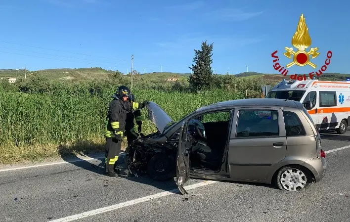 Strongoli Marina, incidente sulla 106: tre feriti di cui uno grave\n