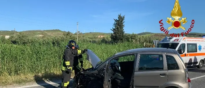 Strongoli Marina, incidente sulla 106: tre feriti di cui uno grave\n