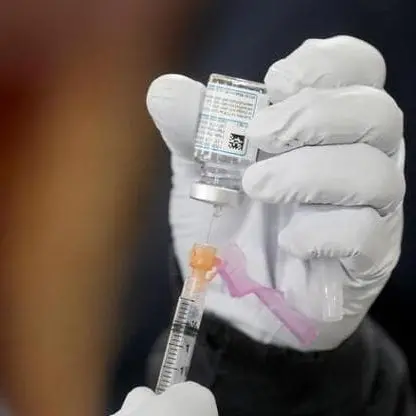 Vaccino combinato Covid e influenza, il via libera in Ue: chi potrà farlo