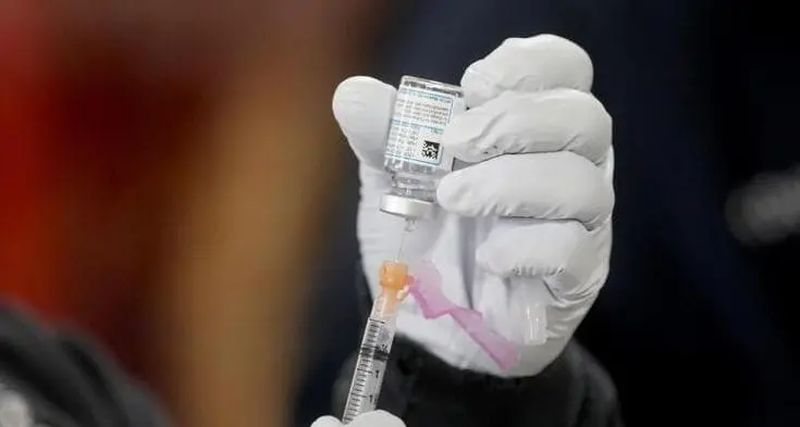 Vaccino combinato Covid e influenza, il via libera in Ue: chi potrà farlo