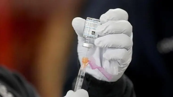 Vaccino combinato Covid e influenza, il via libera in Ue: chi potrà farlo