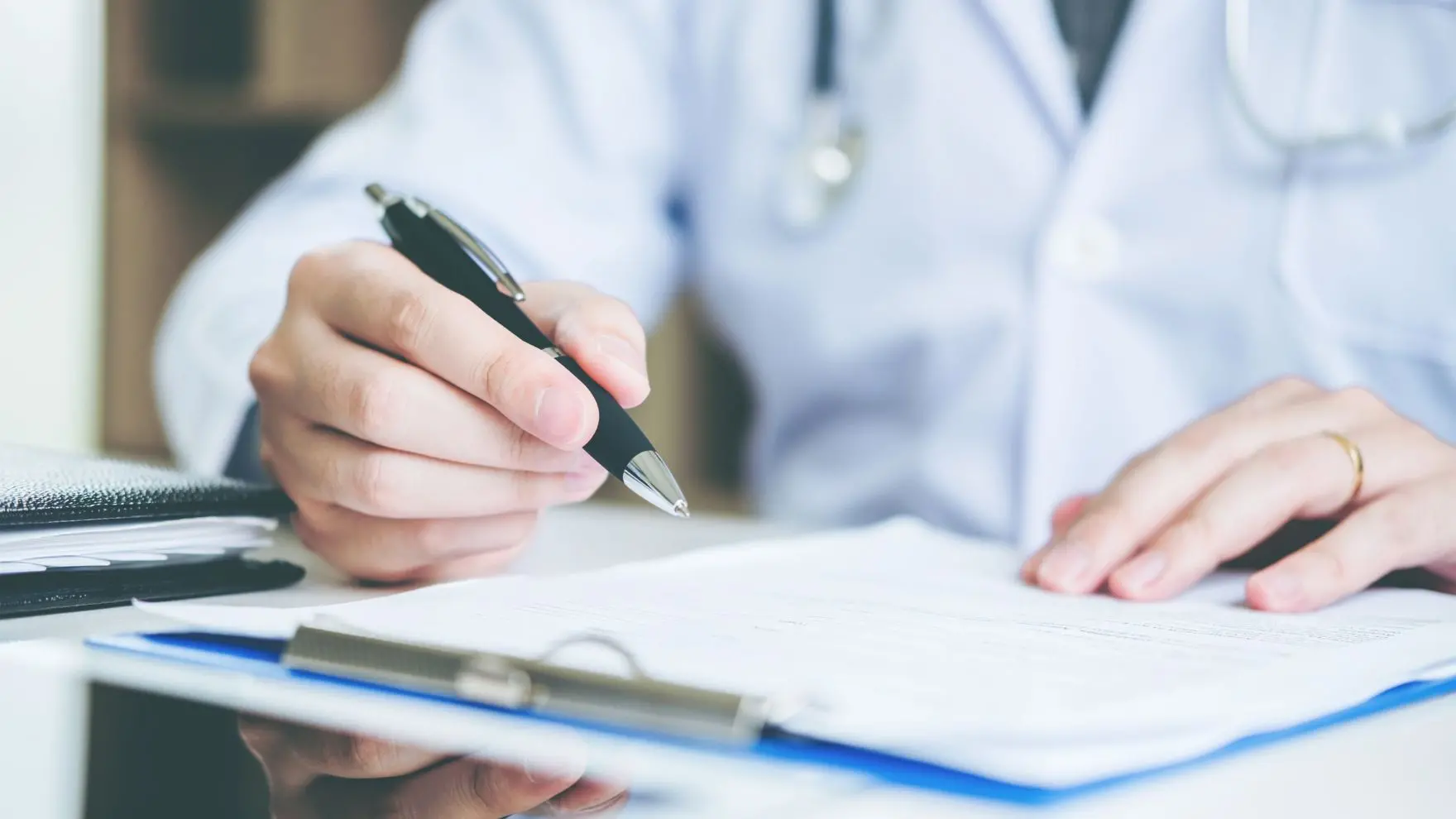 <p>Decreto Schillaci, pronta la <span style=\"color:hsl(0, 75%, 60%);\">riforma</span>: i medici di famiglia diventano dipendenti pubblici. Ecco cosa cambia</p>