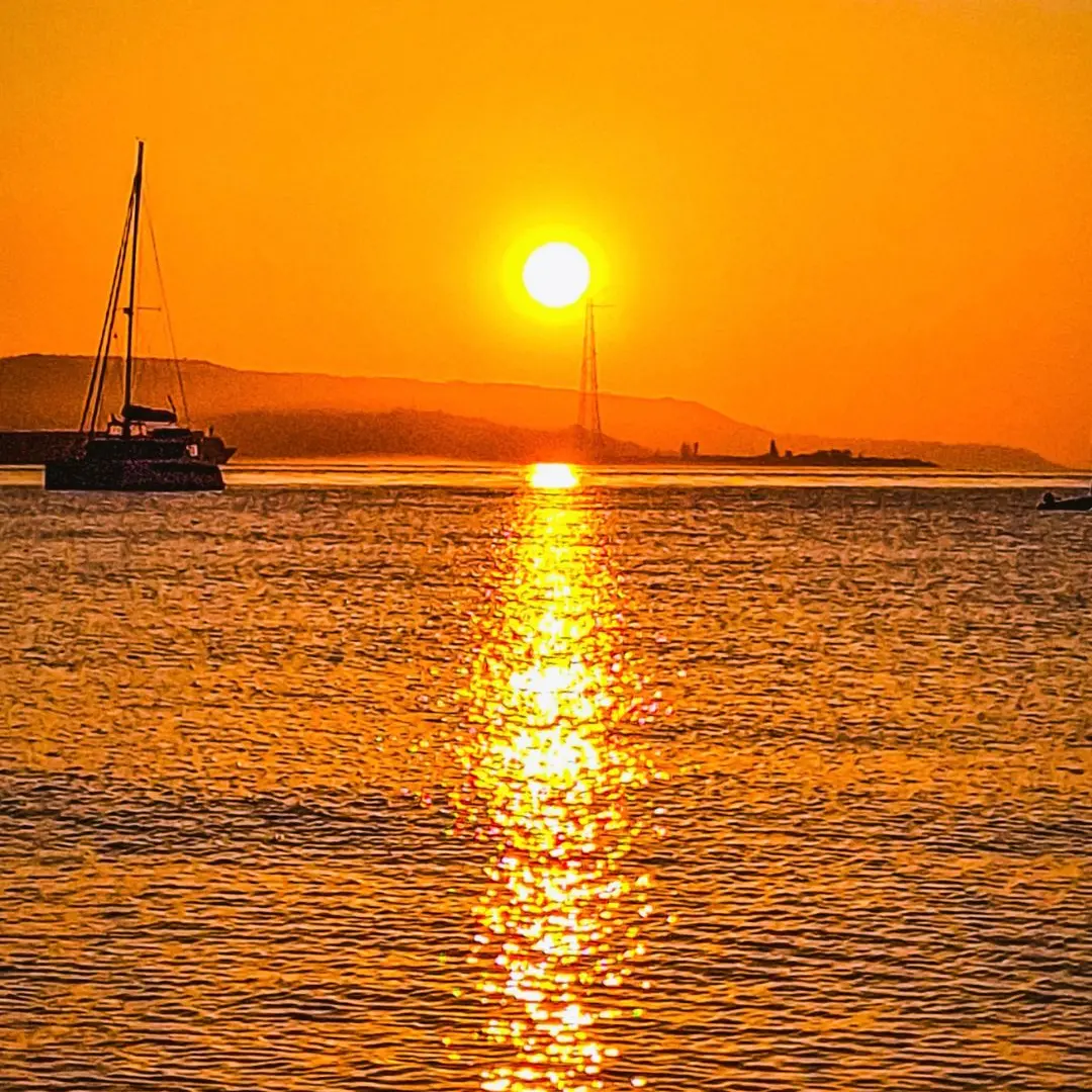 Dove il sole si posa sul mare\n