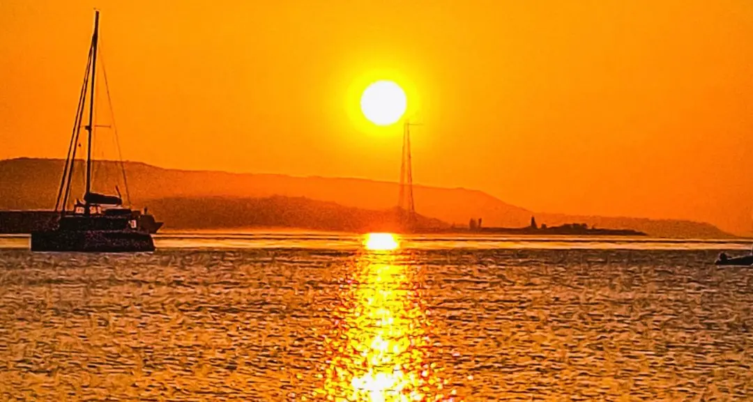 Dove il sole si posa sul mare\n