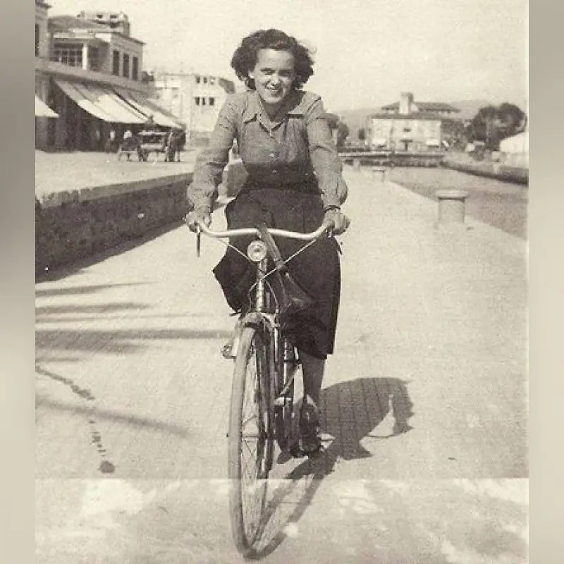 Tina Anselmi, donna orgogliosamente partigiana: la staffetta che in bicicletta ha attraversato la paura per consegnare libertà