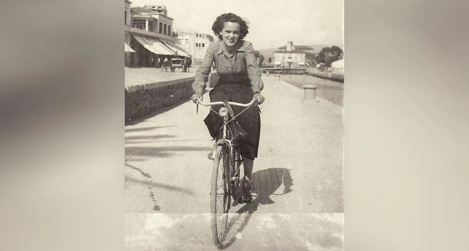Tina Anselmi, donna orgogliosamente partigiana: la staffetta che in bicicletta ha attraversato la paura per consegnare libertà