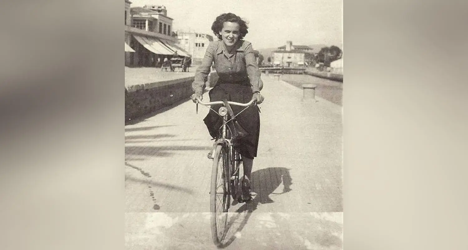 Tina Anselmi, donna orgogliosamente partigiana: la staffetta che in bicicletta ha attraversato la paura per consegnare libertà