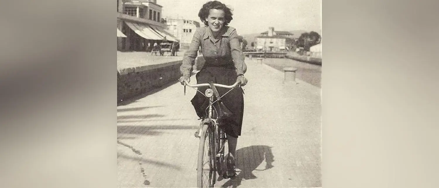 Tina Anselmi, donna orgogliosamente partigiana: la staffetta che in bicicletta ha attraversato la paura per consegnare libertà