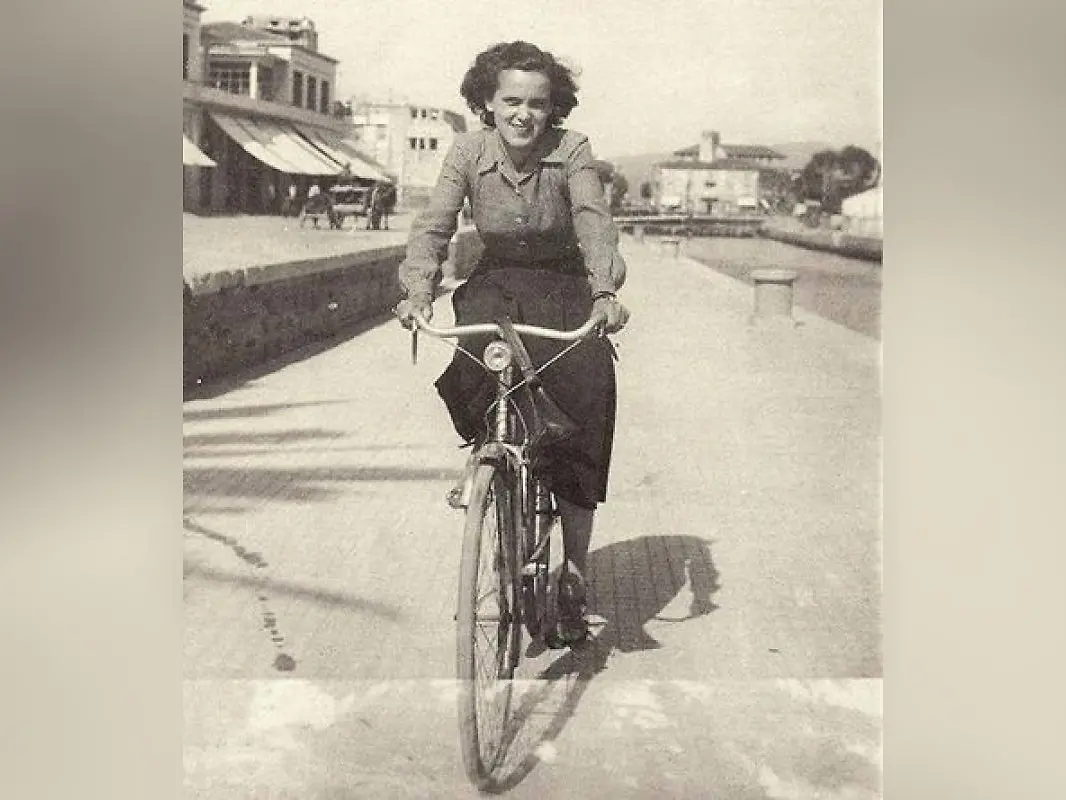 Tina Anselmi, donna orgogliosamente partigiana: la staffetta che in bicicletta ha attraversato la paura per consegnare libertà