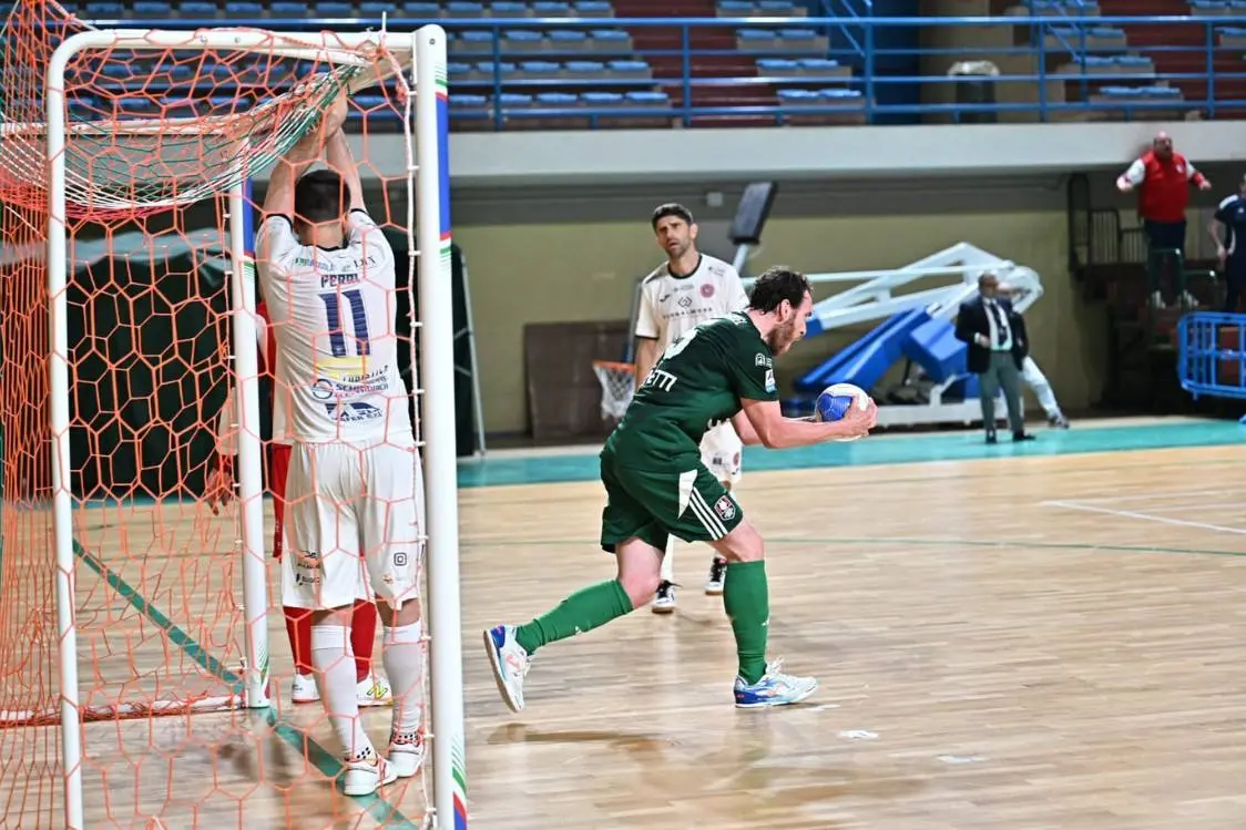 Pari in rimonta per la Pirossigeno Cosenza a Capurso, salvezza difficile ma ancora possibile\n