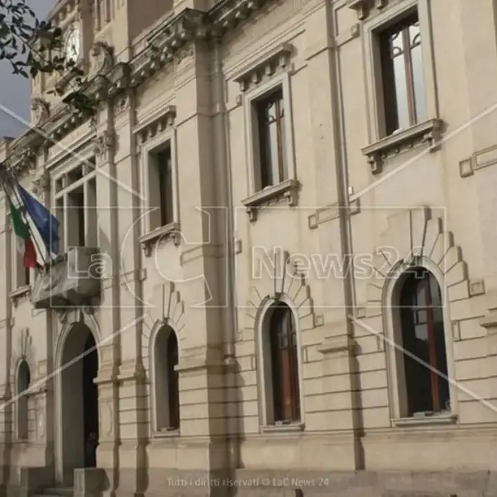 <p>Comunali a Reggio Calabria, liste e candidati: per il dopo Falcomatà quattro in campo – I <span style=\"color:hsl(0, 75%, 60%);\">NOMI</span></p>