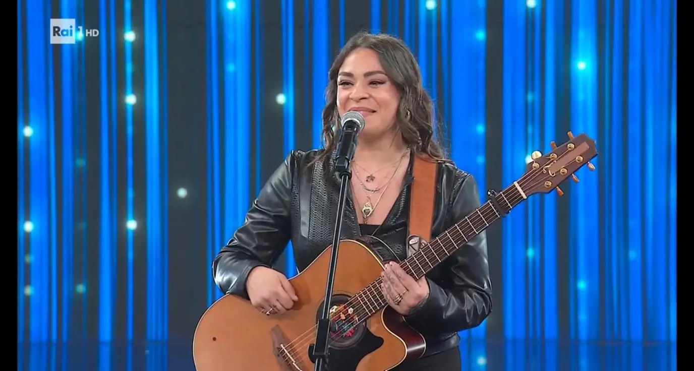 “Dalla Strada al Palco”, la cantante catanzarese Januaria trionfa e vola in finale\n