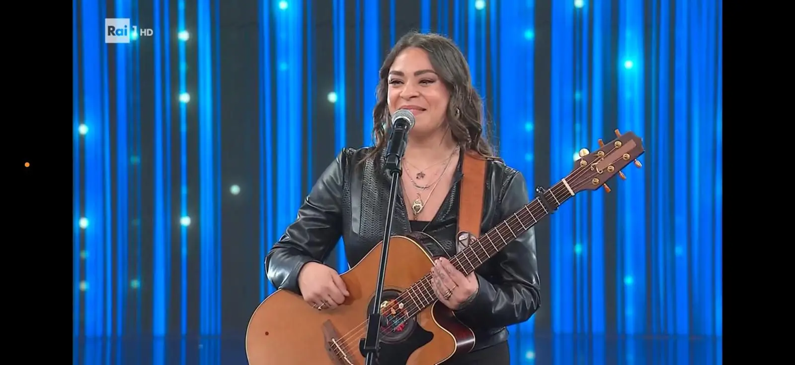 “Dalla Strada al Palco”, la cantante catanzarese Januaria trionfa e vola in finale\n