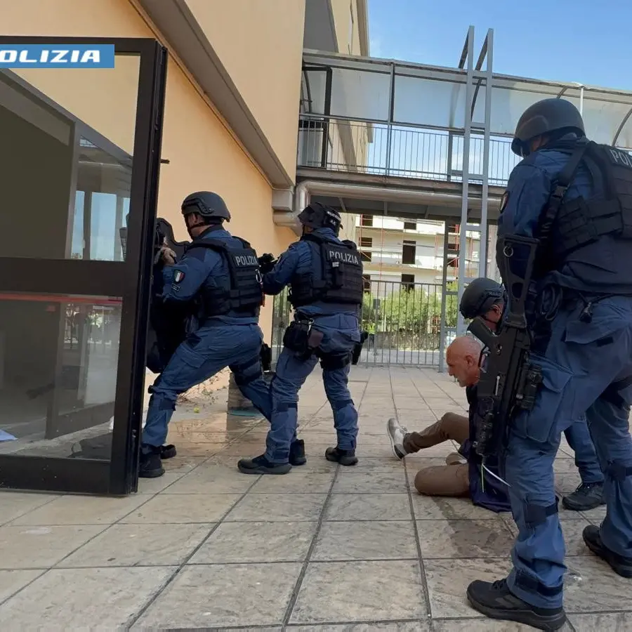 Corigliano-Rossano, esercitazione della Polizia di Stato al Majorana con negoziatori e reparti speciali\n