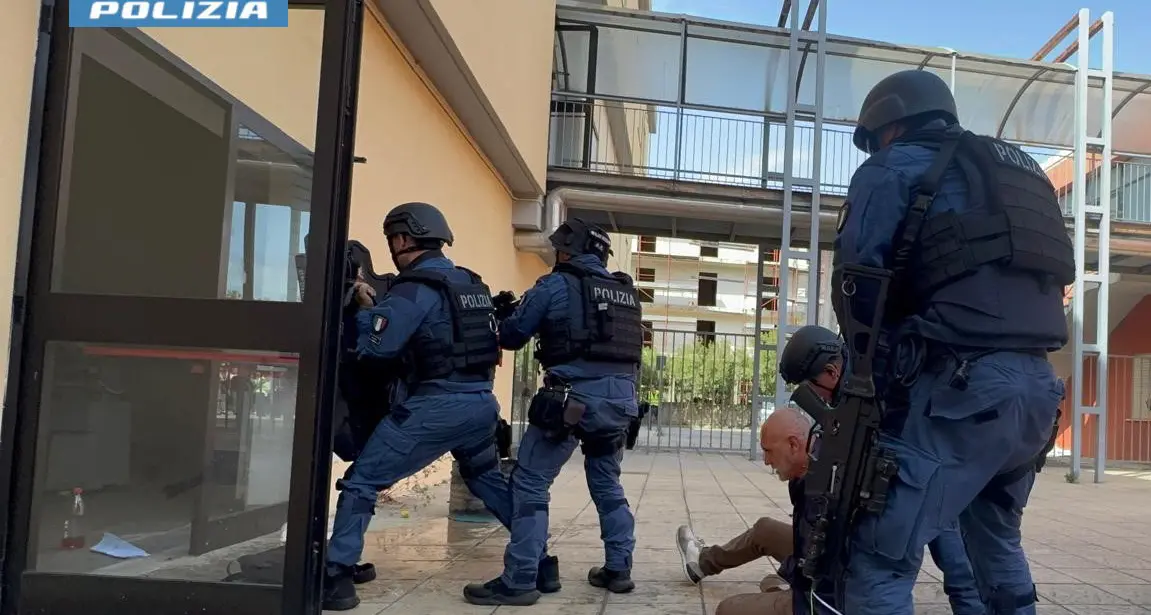Corigliano-Rossano, esercitazione della Polizia di Stato al Majorana con negoziatori e reparti speciali\n