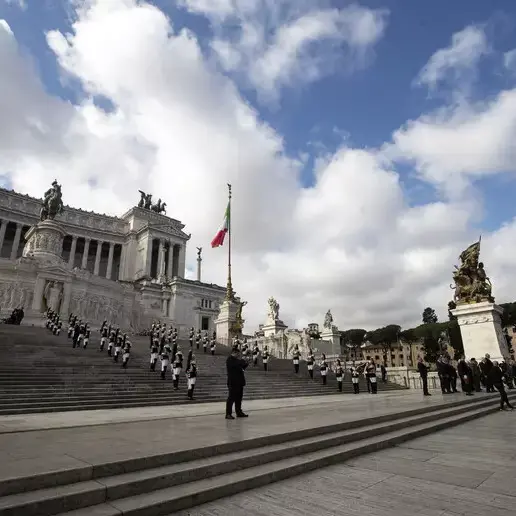 Mattarella all’Altare della Patria per rendere omaggio al Milite ignoto e a tutti i caduti per la\u00A0Liberazione\n