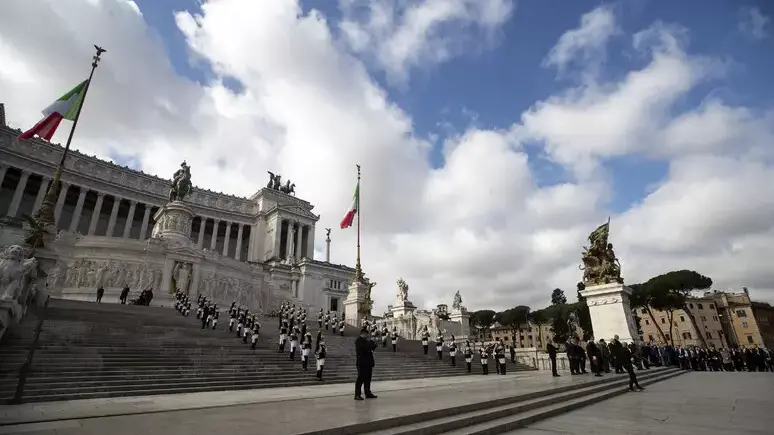 <p>Mattarella all’Altare della Patria per rendere<span style=\"color:hsl(0,75%,60%);\"> omaggio al Milite Ignoto </span>e a tutti i caduti per la Liberazione</p>