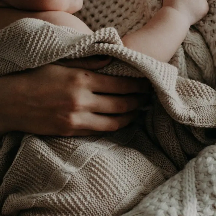 La fragilità delle neo mamme e l’importanza di aiuti concreti\n