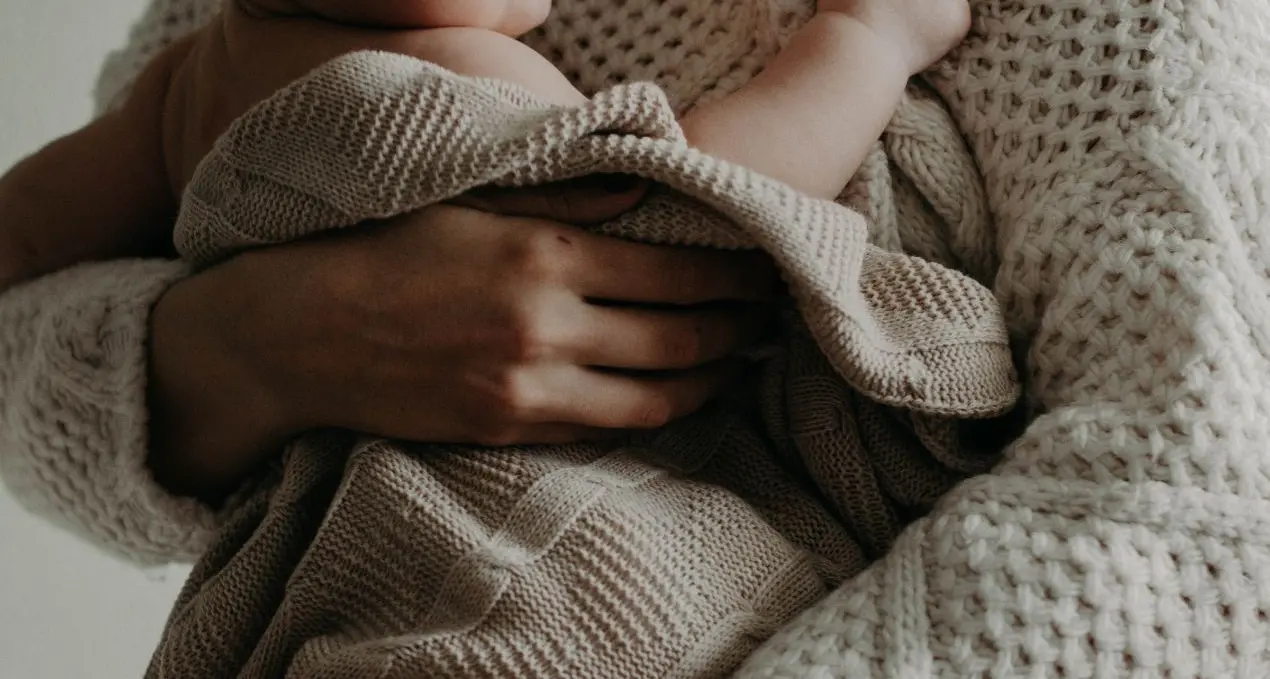 La fragilità delle neo mamme e l’importanza di aiuti concreti\n