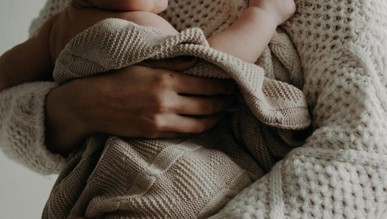 La fragilità delle neo mamme e l’importanza di aiuti concreti\n