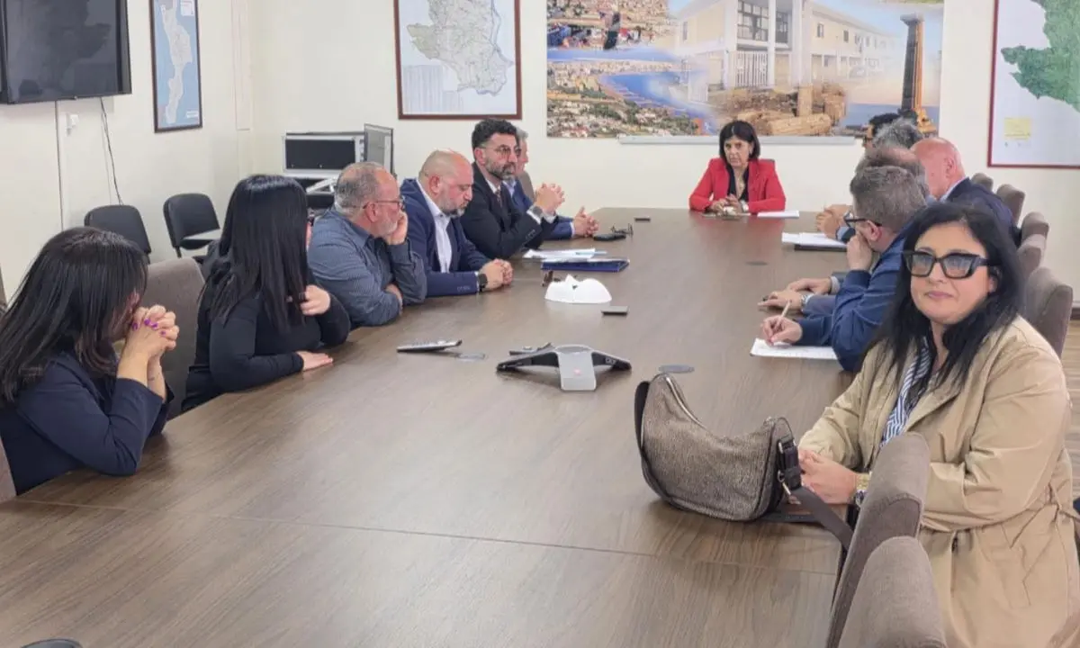 Konecta Rende, i Cobas dopo l’incontro in Prefettura: «Nessuna risposta certa sul futuro»