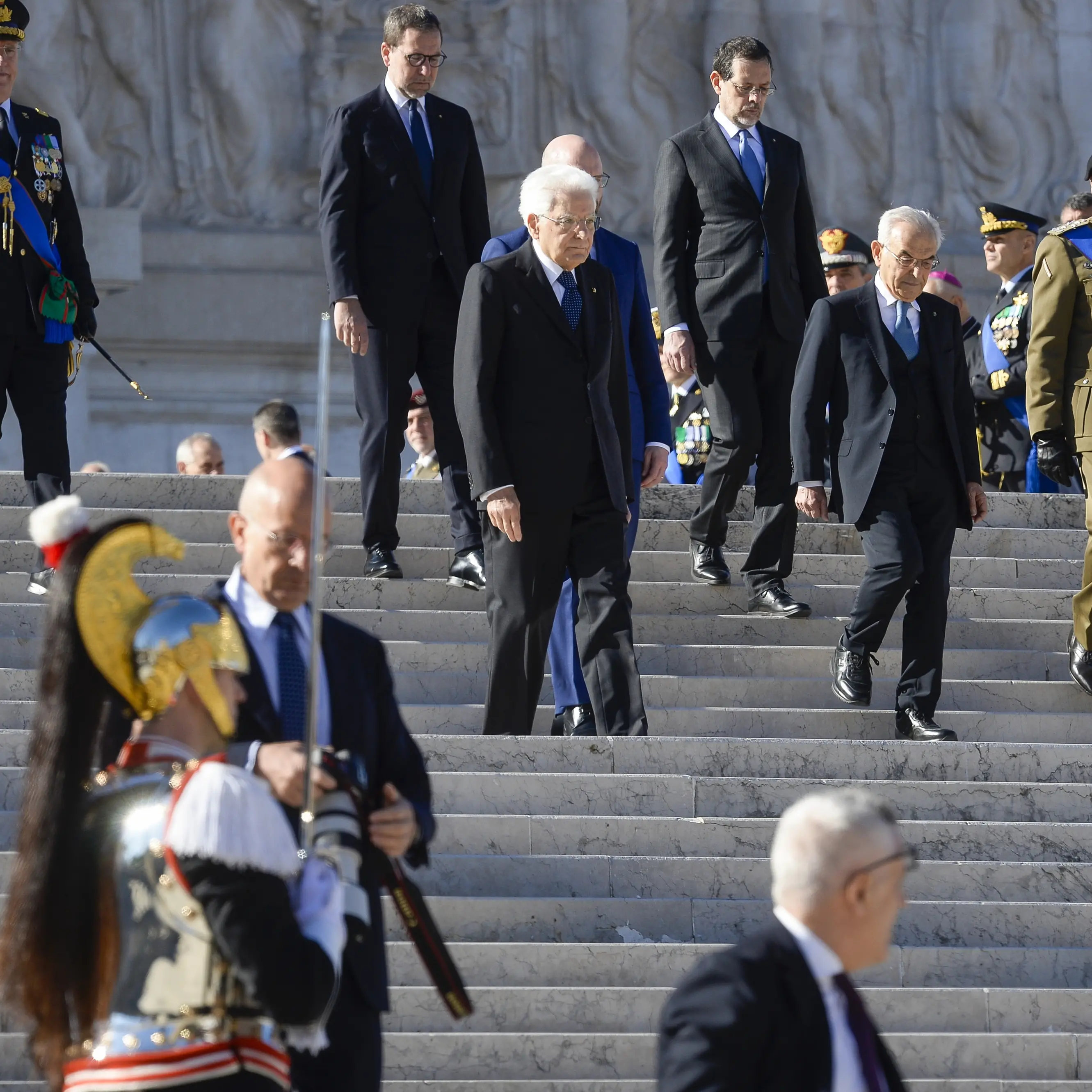 Mattarella all’Altare della Patria per rendere omaggio al Milite ignoto e a tutti i caduti per la\u00A0Liberazione\n