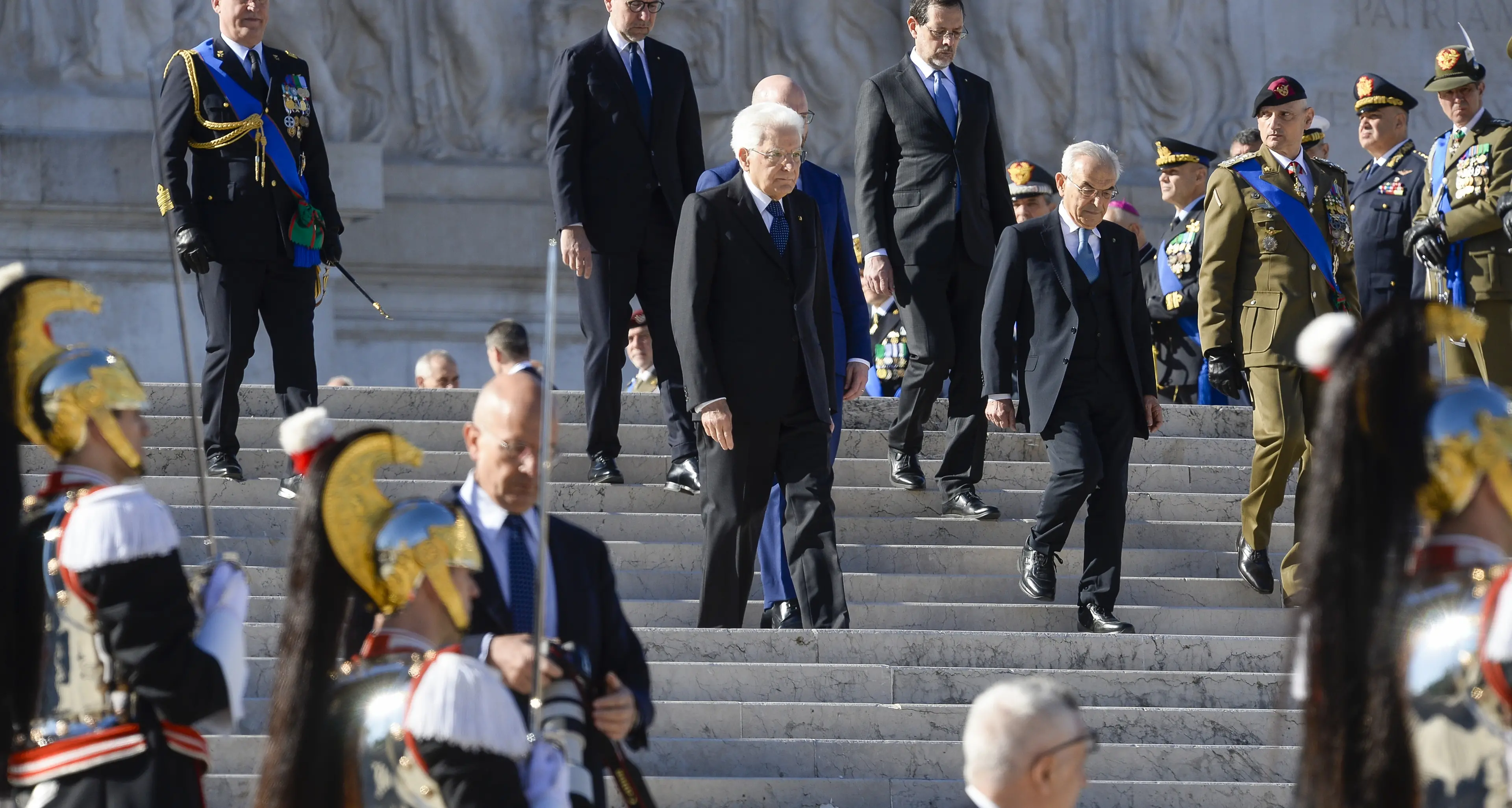 <p>Mattarella all’Altare della Patria per rendere<span style=\"color:hsl(0,75%,60%);\"> omaggio al Milite Ignoto </span>e a tutti i caduti per la Liberazione</p>