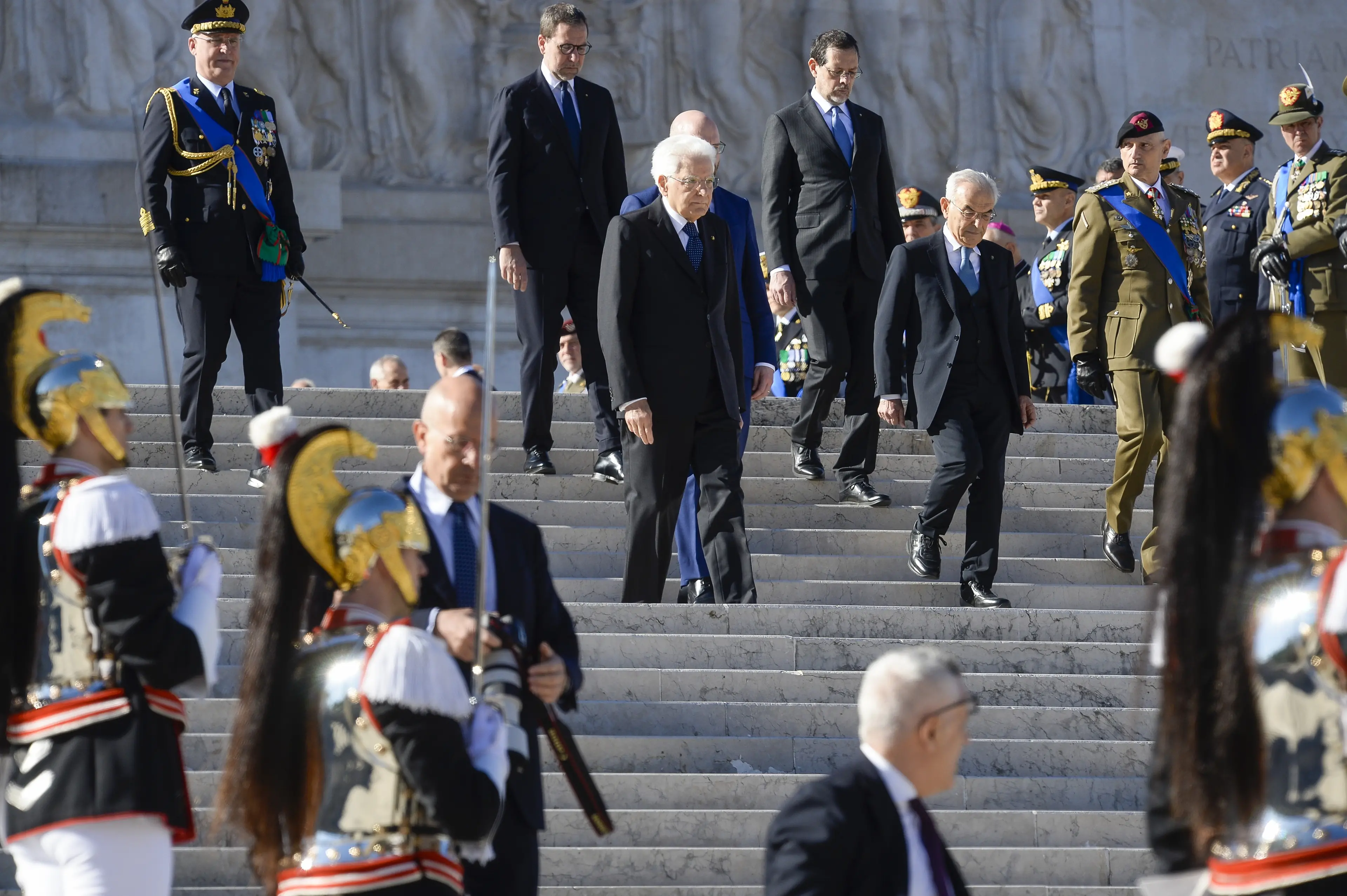 Mattarella all’Altare della Patria per rendere omaggio al Milite ignoto e a tutti i caduti per la\u00A0Liberazione\n
