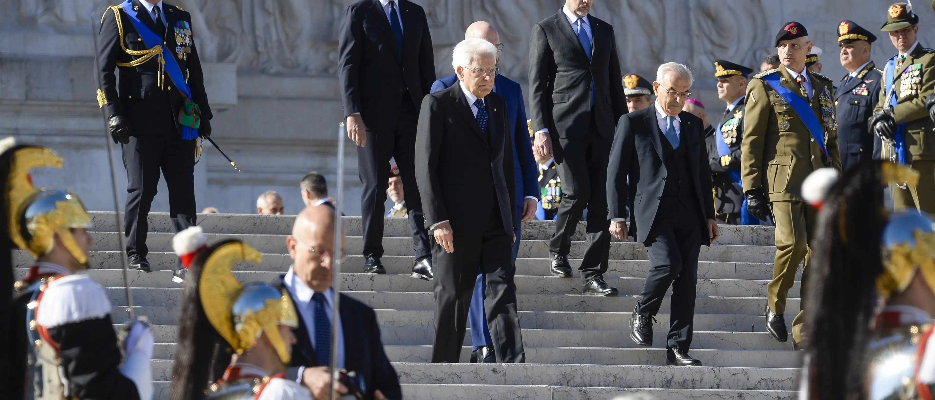 Mattarella all’Altare della Patria per rendere omaggio al Milite ignoto e a tutti i caduti per la\u00A0Liberazione\n