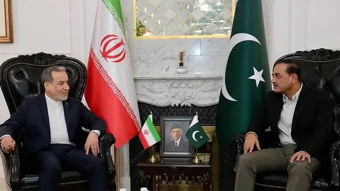 Il ministro degli esteri iraniano Seyyed Abbas Araghchi e il capo dell\\'Esercito pakistano, Asim Munir , Ansa