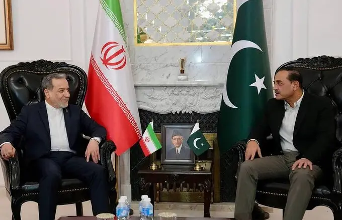 Il ministro iraniano Araghchi incontra il capo dell’Esercito pakistano Munir. Nessun incontro diretto con gli Usa\n