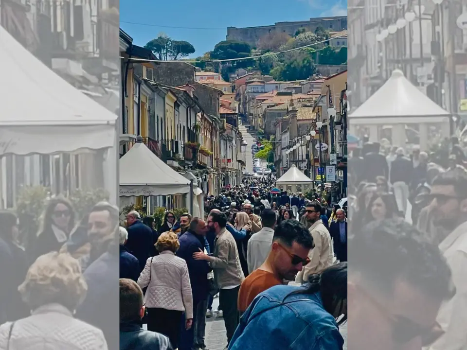 Mercato a Vibo anche il 25 aprile, De Luca replica alle polemiche: «Tanta gente, le bancarelle c’erano»