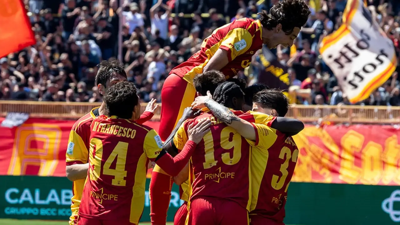 Il Catanzaro stende lo Spezia e blinda il quinto posto in classifica con due giornate d’anticipo: finale 4-2\n