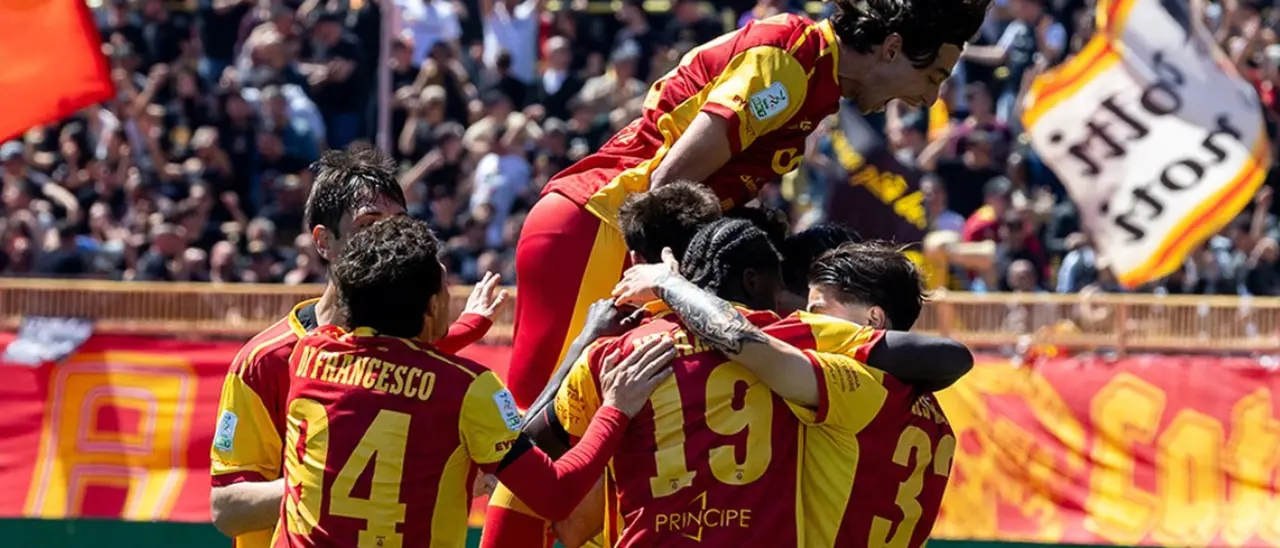 Serie B, il Catanzaro stende lo Spezia e blinda il quinto posto in classifica con due giornate d’anticipo: finale 4-2\n