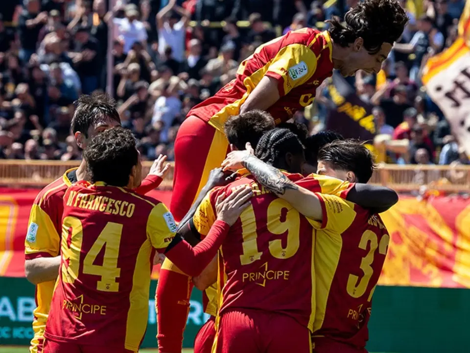 Serie B, il Catanzaro stende lo Spezia e blinda il quinto posto in classifica con due giornate d’anticipo: finale 4-2