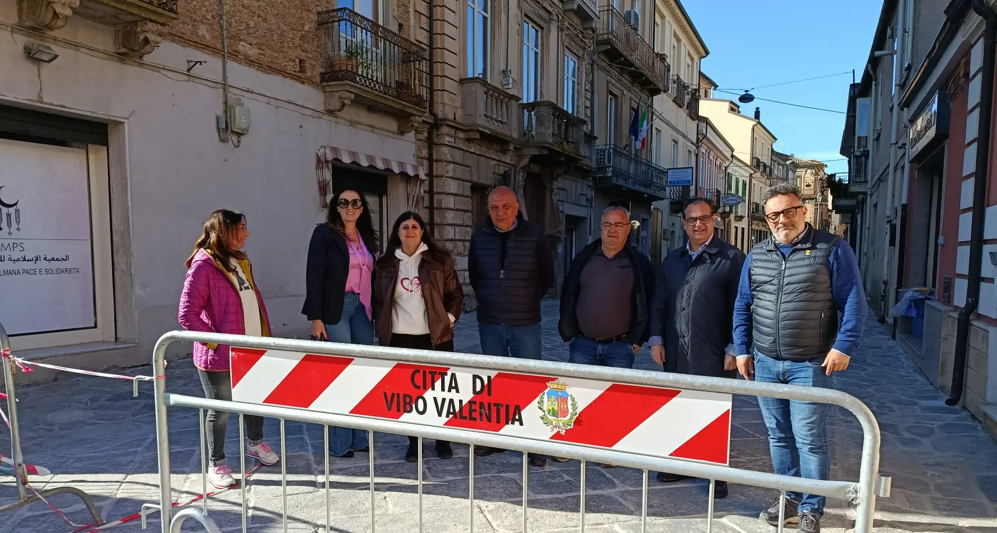 Aperta… anzi no, chiusa: via Luigi Razza a Vibo manda al manicomio i negozianti (e la viabilità): scatta una nuova protesta\n