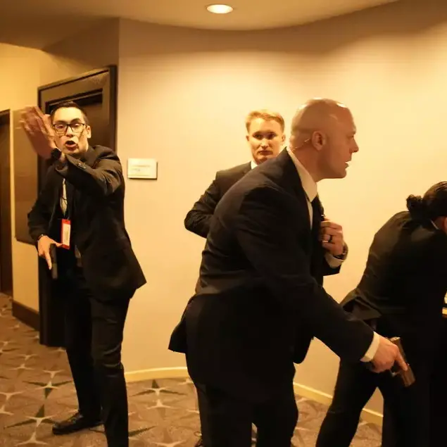 Spari a pochi metri da Trump: attacco sventato al gala dei media, arrestato l’aggressore