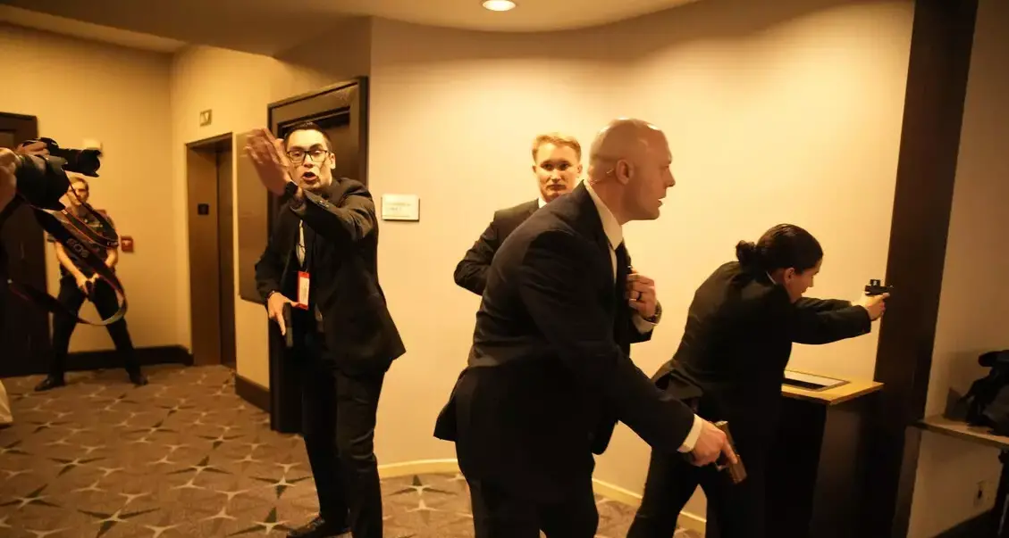 Spari a pochi metri da Trump: attacco sventato al gala dei media, arrestato l’aggressore