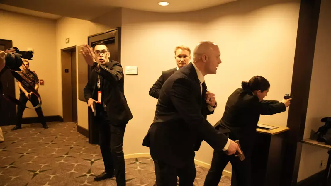 <p>Spari a pochi metri da Trump: attacco sventato al gala dei media, arrestato l’aggressore</p>