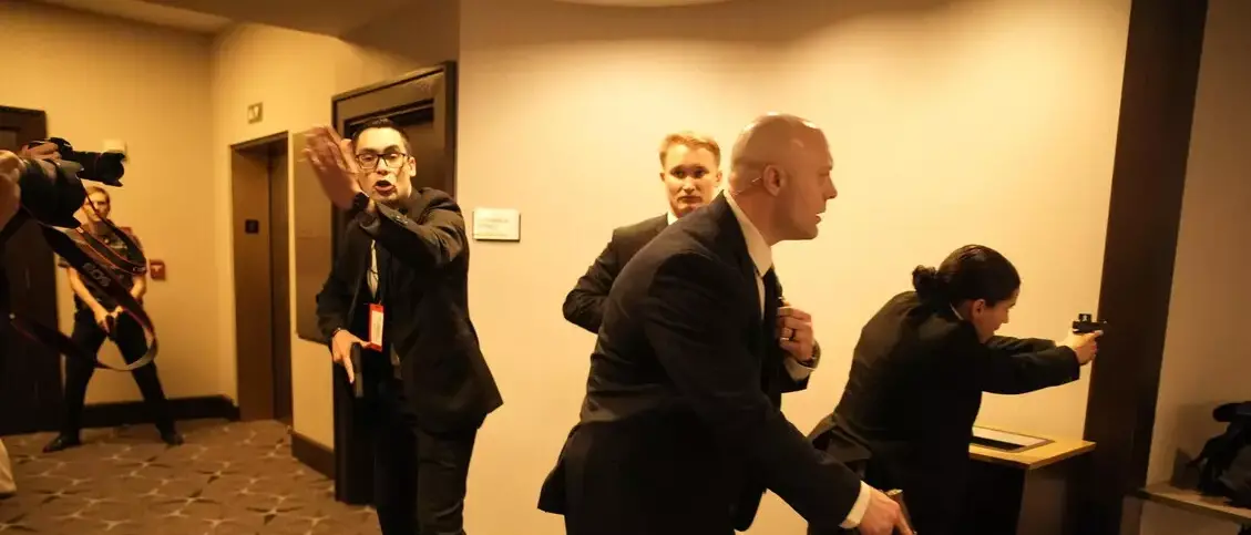 Spari a pochi metri da Trump: attacco sventato al gala dei media, arrestato l’aggressore